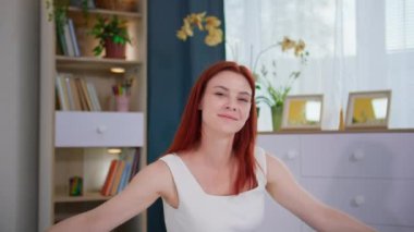 Uykudan sonra yatağı yapan mutlu genç kadının portresi.