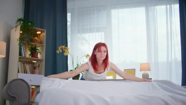 Porträtt Leende Ung Hemmafru Stoppa Ett Vitt Lakan Rummet Tittar — Stockvideo