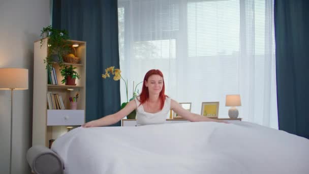 Porträt Einer Hausfrau Die Bettwäsche Versteckt Nachdem Sie Hause Schlafzimmer — Stockvideo