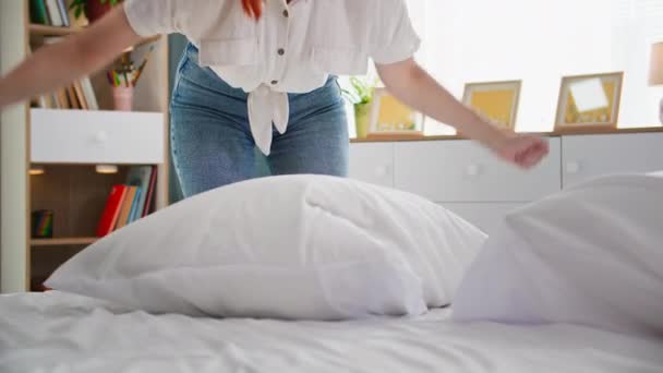 Rano Rutyna Kobieta Sprząta Dom Ścieli Łóżko Sypialni Śnie — Wideo stockowe