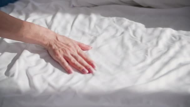 世帯の世帯 女性はクリーニング ベッドの後でクリーン ベッドを手で打ちます クローズアップ — ストック動画