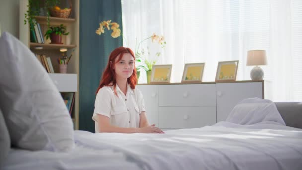 Portret Młodej Kobiety Sprzątającej Łóżko Śnie Przytulnym Pokoju Uśmiechającej Się — Wideo stockowe