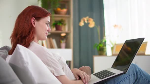 Gyönyörű Segítségével Laptop Nézni Szórakoztató Tartalmat Miközben Pihentető Ágyban Hangulatos — Stock videók