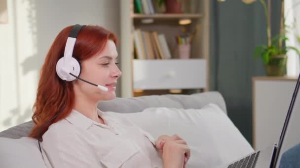 Mujer Joven Con Auriculares Hablando Videollamada Con Sus Amigos Mientras — Vídeo de stock