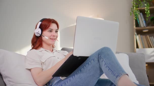 Comunicação Distância Mulher Falando Vídeo Chamada Laptop Usando Fone Ouvido — Vídeo de Stock