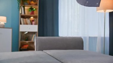 Sabah rutini, kadın yatak odasında çarşaf yapıyor.