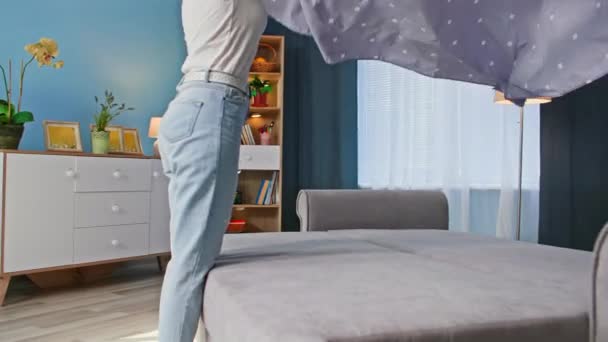 Hausarbeit Junge Hausfrau Stopft Nach Dem Schlafen Gemütlichen Zimmer Bettwäsche — Stockvideo