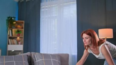 Sabah rutini, ev hanımı sıcak odayı temizlerken yatağını yapıyor.