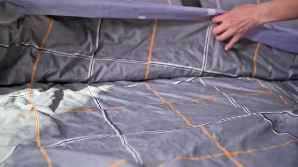 Жінка Робить Чисте Бавовняне Ліжко Після Сну Дивані Спальні Крупним — стокове відео