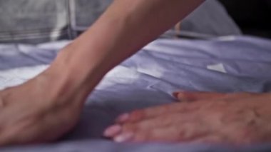 Sabah rutini, kadın eli yattıktan sonra kanepeyi temizlerken battaniyenin üzerinden geçer.