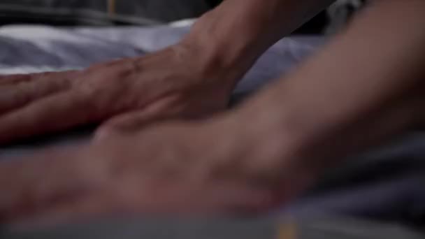 Kobieta Ręka Prostuje Fałdy Kocu Sprzątaniu Łóżka Spaniu Sypialni Zbliżenie — Wideo stockowe