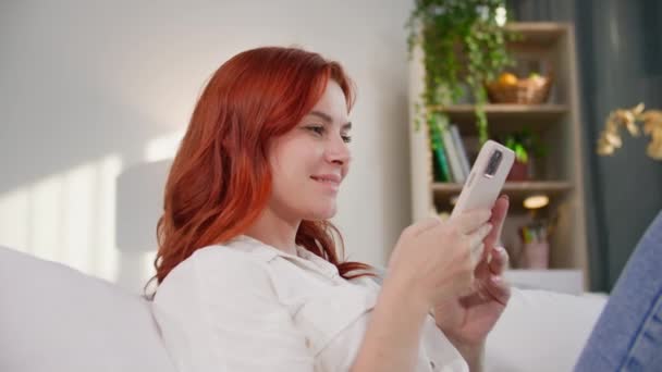 Очаровательная Молодая Женщина Использует Мобильный Телефон Просматривать Страницы Интернете Переписываться — стоковое видео