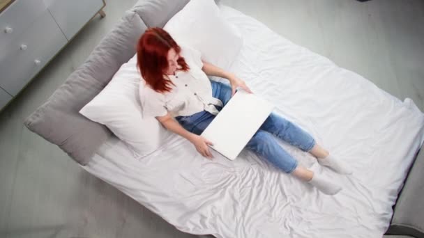 Νεαρή Γυναίκα Ξαπλωμένη Στον Καναπέ Φορητό Υπολογιστή Για Εργαστούν Απευθείας — Αρχείο Βίντεο