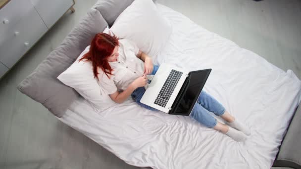 여자는 방에서 침대에서 네트워크를 노트북을 — 비디오