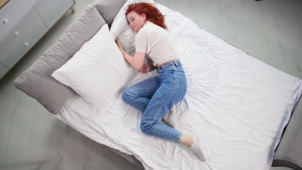 Сумна Молода Жінка Лежить Ліжку Небажанням Працювати Вид Зверху — стокове відео