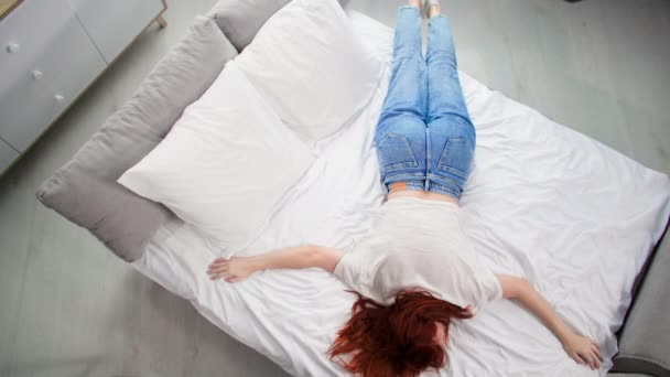 휴식의 Carefree 여자는 방에서 침대에 집에서 시간을 보낸다 프레임 슬로우 — 비디오