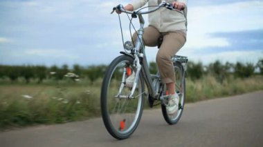 Çevresel ulaşım, genç aktif kadın şehir dışında bisiklet sürüyor.