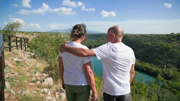 Retirement Vacation Loving Elderly Woman Man Enjoy Beautiful Scenery Together — Stock Video