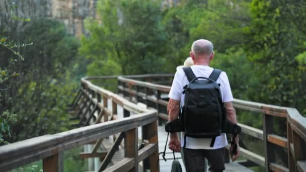 Travel Retirement Elderly Male Female Tourists Together Backpacks Have Fun — Stock Video