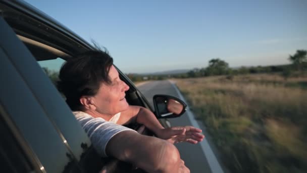 Stará Žena Dívá Okna Auta Těší Výlet Během Dovolené Teplý — Stock video
