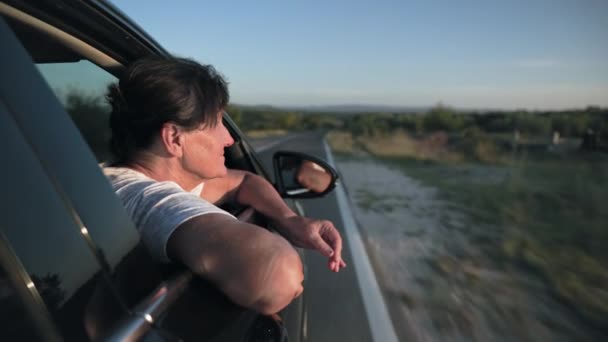Щаслива Літня Жінка Яка Дивиться Вікна Автомобіля Насолоджуючись Поїздкою Відпустку — стокове відео