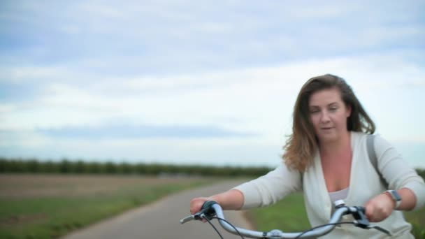 Jovem Mulher Senta Bicicleta Começa Pedalar Enquanto Dirige Longo Uma — Vídeo de Stock