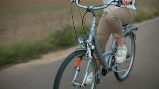 Jovem Ciclista Feminino Monta Uma Bicicleta Longo Estrada Cenário Rural — Vídeo de Stock