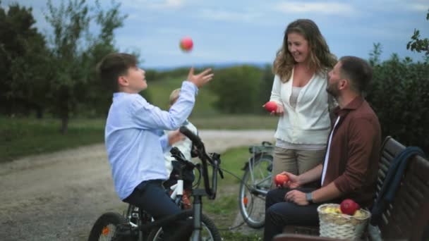 Εποχή Συγκομιδής Οικογένεια Που Διασκεδάζει Μιλώντας Και Τρώγοντας Μήλα Ενώ — Αρχείο Βίντεο