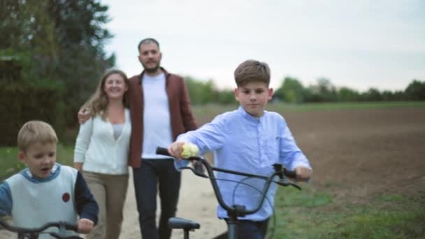 Οικογενειακές Διακοπές Δραστήριοι Γονείς Αρσενικά Παιδιά Που Διασκεδάζουν Ενώ Περπατούν — Αρχείο Βίντεο