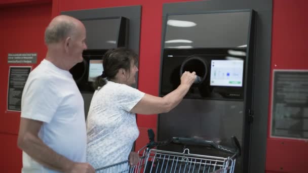 Umweltverbrauch Von Kunststoff Älteres Ehepaar Übergibt Plastikflaschen Einer Automatischen Kunststoff — Stockvideo