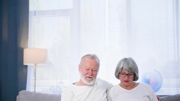 Altenpflege Junge Sozialarbeiterin Medizinischer Uniform Hilft Älteren Männern Und Frauen — Stockvideo