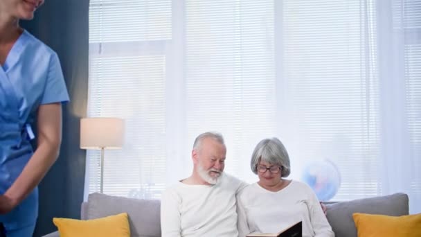 Pomoc Starším Lidem Radostná Chůva Pro Starší Lidi Pomáhá Úklidem — Stock video