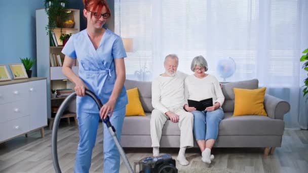 Altenpflege Junge Mitarbeiterin Arztuniform Hilft Einer Älteren Frau Und Einem — Stockvideo
