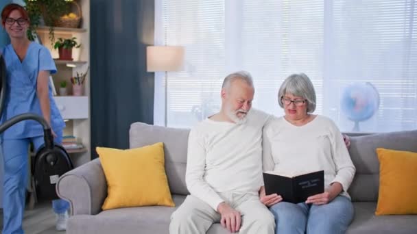 Sozialhilfe Für Rentner Junge Frau Arztuniform Hilft Einem Älteren Ehepaar — Stockvideo