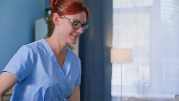 Mladá Žena Sociální Služby Pracovník Lékařské Uniformě Pomáhá Starší Pár — Stock video