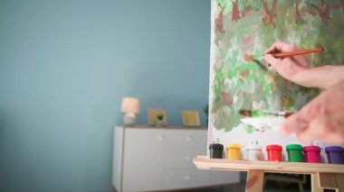 Yaratıcı hobi, yaratıcı kadın sanatçı resim çizer, fırça ve boyayla, evde viar gözlük kullanır, elleri kapatır.