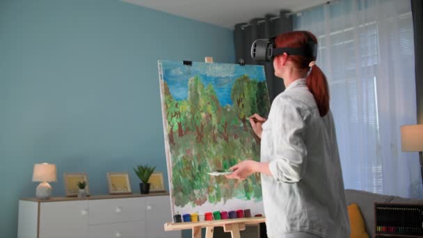 Ung Kvinnlig Konstnär Virtual Reality Glasögon Ritar Bild Duk Med — Stockvideo