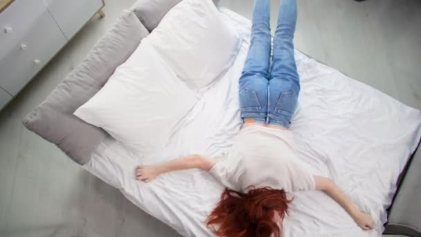 Втомлена Молода Жінка Лежить Ліжку Після Важкого Дня Вид Зверху — стокове відео