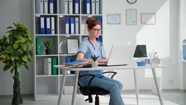 Cuidados Saúde Bela Médica Trabalhando Computador Enquanto Sentado Consultório Médico — Vídeo de Stock