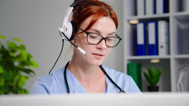 Online Gyógyászat Egy Fiatal Terapeuta Szemüvegben Konzultál Betegek Videokapcsolaton Keresztül — Stock videók