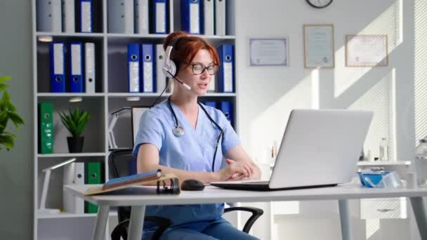 Online Konsultation Ung Kvinnlig Läkare Glasögon Prata Med Patient Med — Stockvideo