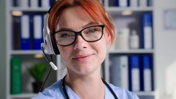 Portré Fiatal Női Orvos Egy Headset Miközben Konzultált Egy Beteg — Stock videók
