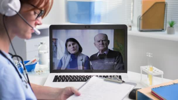 Recibir Pacientes Línea Una Joven Doctora Comunica Con Anciano Una — Vídeo de stock