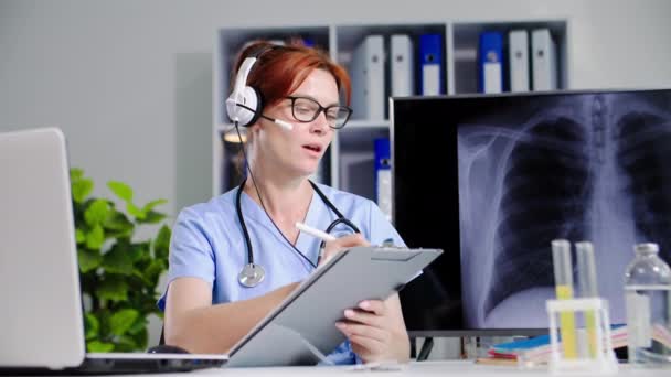 Γιατρός Απευθείας Σύνδεση Γυναίκα Ιατρός Χρησιμοποιώντας Μικρόφωνο Και Ακουστικά Συμβουλεύεται — Αρχείο Βίντεο