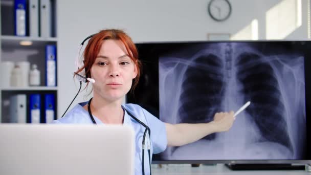 Ιατρική Online Γυναίκα Γιατρός Χρησιμοποιώντας Μικρόφωνο Και Ακουστικά Επικοινωνεί Τους — Αρχείο Βίντεο
