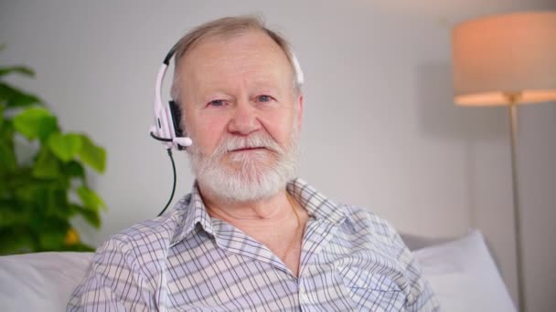 Retrato Homem Velho Usando Fone Ouvido Falando Videochamada Laptop Enquanto — Vídeo de Stock