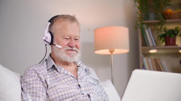 Современный Возраст Пожилой Человек Общается Помощью Видеозвонка Ноутбук Помощью Гарнитуры — стоковое видео
