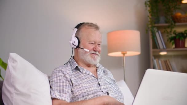 Encantador Homem Idoso Fones Ouvido Falando Usando Microfone Videoconferência Laptop — Vídeo de Stock