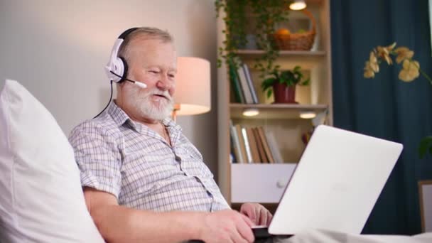 Современный Пожилой Человек Использует Гарнитуру Общения Интернете Через Видео Звонок — стоковое видео