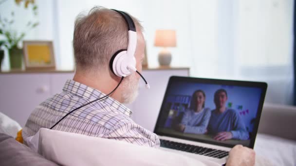 Comunicación Línea Hombre Viejo Lindo Hablando Con Auricular Con Sus — Vídeos de Stock